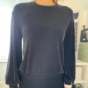 Glittrig topp från Gina Tricot 🤍 - Fint skick! 