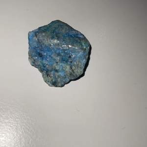 Säljer en rå bit blå apatit💙, ca 70g. Köpt från crystalhealing.