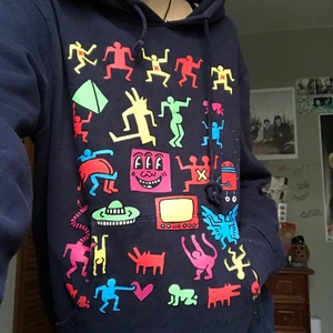 Cool hoodie - Skitcool och unik hoodie med roliga Keith Haring’s motiv på. Köptes för nypris
