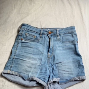 Ljus blåa shorts - Säljer mina ljusblåa shorts från gina. Storlek S. De kostar 90kr, frakten ingår. 