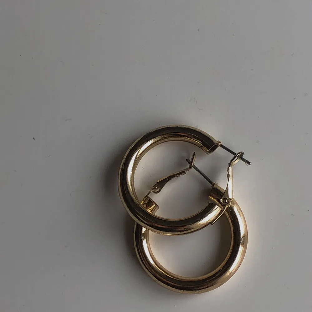 Guldiga örhängen från NA-KD. Det är tomrum inuti ringarna vilket gör att de inte är tunga för öronen att bära + att de är lätta att sätta på🤎 En billigare frakt tillkommer, vid större intresse BUDA I KOMMENTARERNA🤎. Accessoarer.