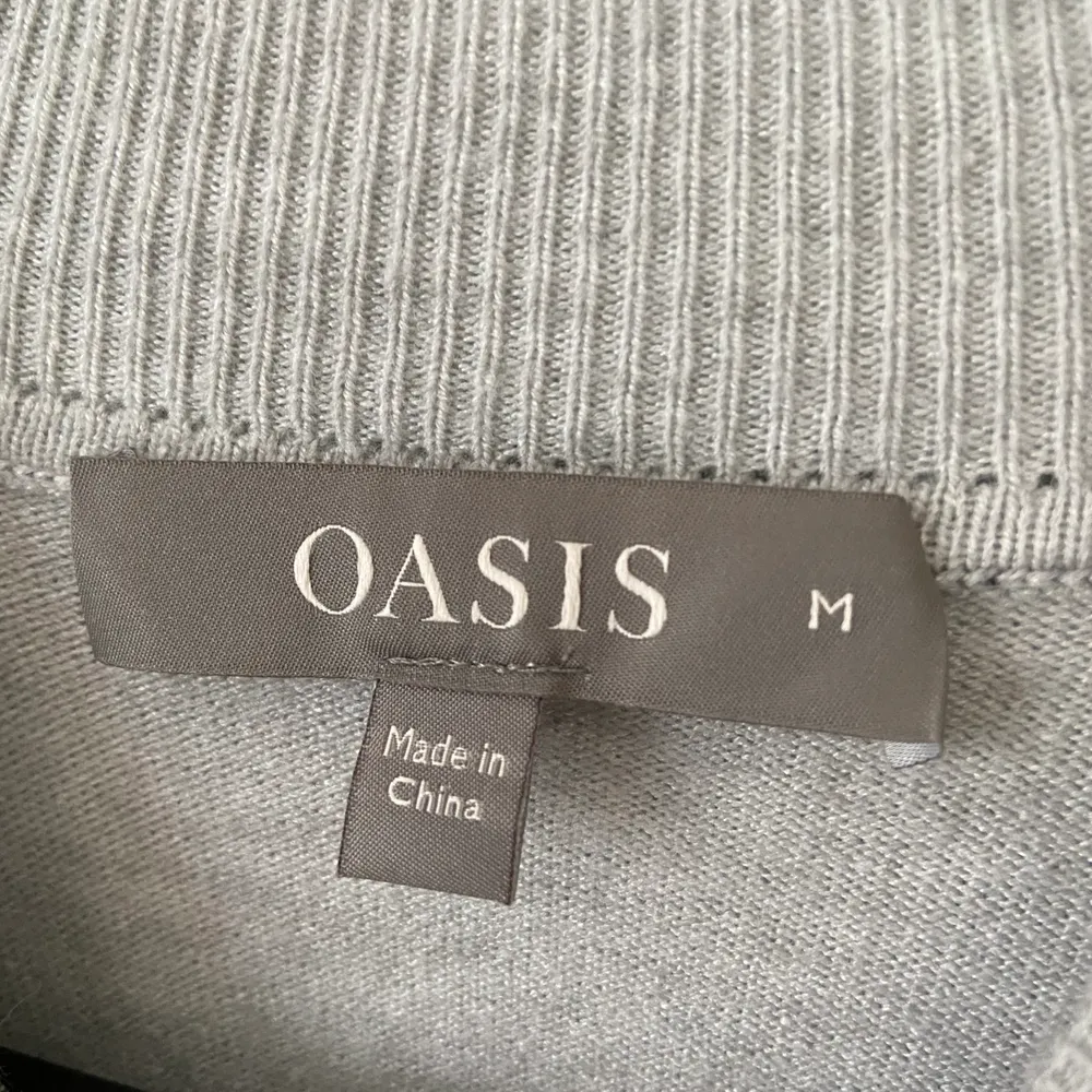Tunnare stickad tröja från Oasis. ALDRIG använd så i utmärkt skick! Perfekt till vår & höst då det inte är för kallt ~ . Stickat.