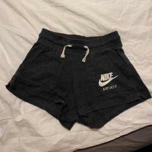 Nike shorts - Jättefina använda nån enstaka gång hemma bara , frakt tillkommer 💗