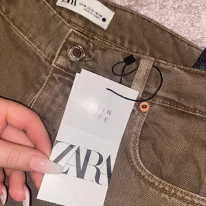 Zara jeans - Säljer ett par helt nya zara jeans strl 40 små i strl mer 38, slutsålda och helt nya. Bud börjar på 100kr