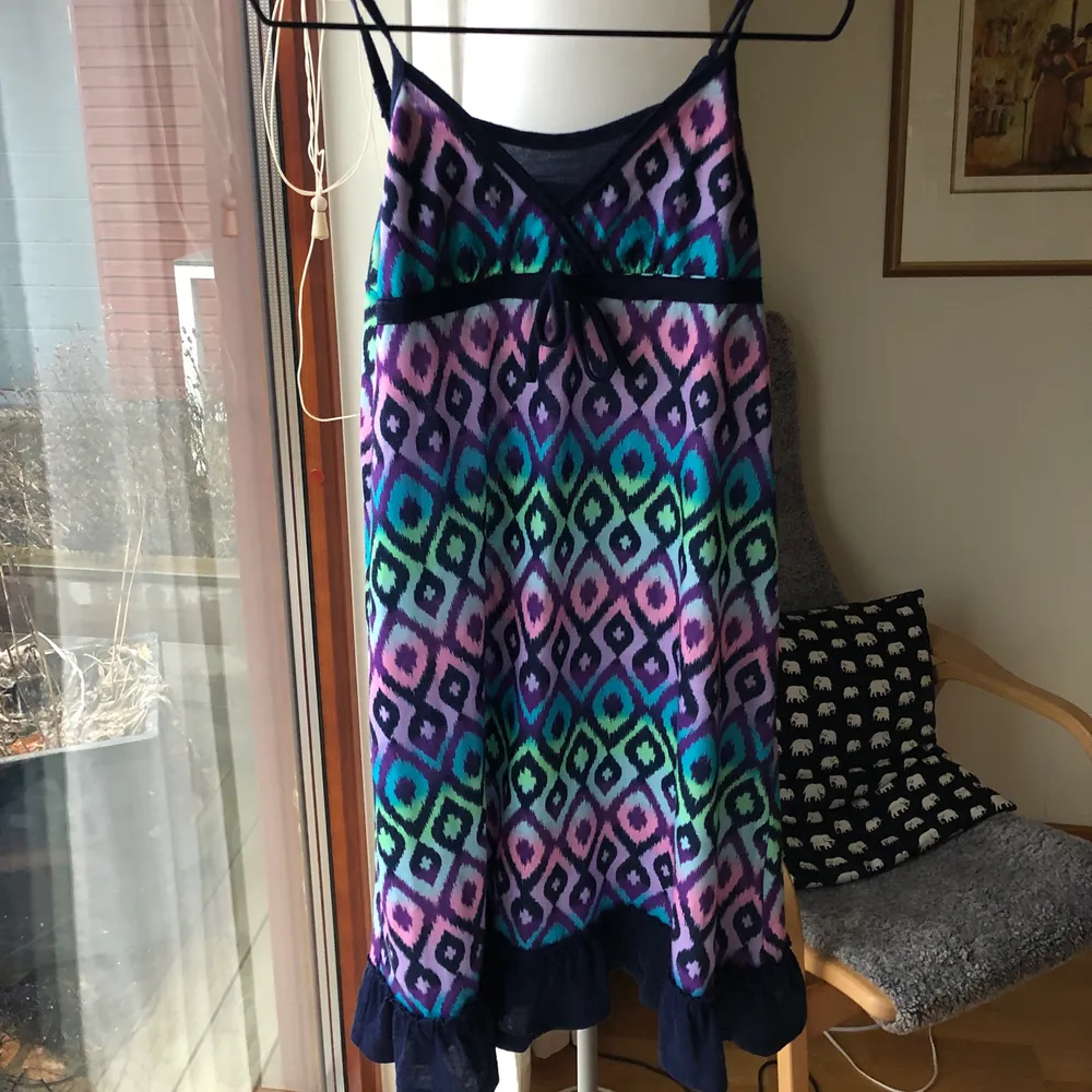 Säljer min asballa 80-tals klänning som är perfekt outfit till sommarfest med kanske hippie-tema eller liknande. Köpt för flera år sen i USA så det är barnstorlek (14 år) men skulle säga passar en XS/S.. Klänningar.