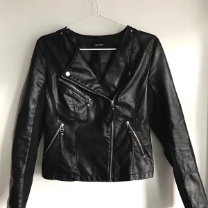 Skinnjacka  - Skinnjacka från Vero Moda i väldigt bra skick, sällan använd. Är en lite tunnare skinnjacka som är skön att ha till våren. Kan mötas upp i Stockholm och Örebro.
