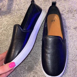 Hm skor - ♥️ Oanvända HM vår/sommar skor säljes. Frakt tillkommer. Samfraktar, så kika gärna på mina andra plagg. ♥️