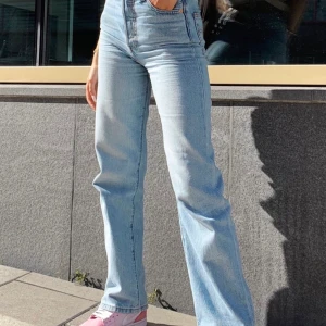 Levi’s jeans - Skitsnygga jeans från Levis, strl 23 i midjan! Vet ej längd men jag är 163cm så ni ser hur de sitter på mig! 