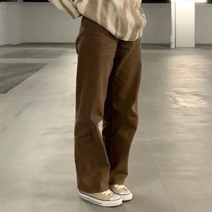 PARALLEL JEANS IN RICH BROWN - Hejsan! Jag säljer ett par bruna jeans från Motel rocks i storleken XS/31 då det var för stora för mig. Jeansen kostar vanligtvis 77€/779SEK och sedan cirka 100kr i frakt. Jag säljer för 500kr+frakt eller högsta bud. OBS plagget är endast testat en gång så i nyckick 