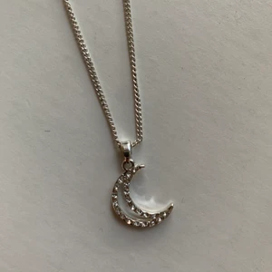 Månformat halsband - Månformat halsband. Rengjort. 