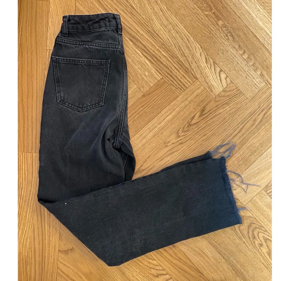 Säljer ett par svarta jeans från Na-kd i strl 32. Passar personer som är 160-167cm, superbra kvalitet och snygg passform💕 Nypris 519kr säljer nu för 139kr🤍🤍. Jeans & Byxor.