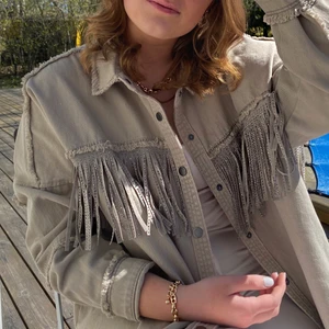 Denimjacka med fransar - Säljer denna jättefina fransjacka från Zara i storlek L. Använd ett fåtal gånger. Bra skick. Nypris 559 kr. Står ej för frakt💗💗