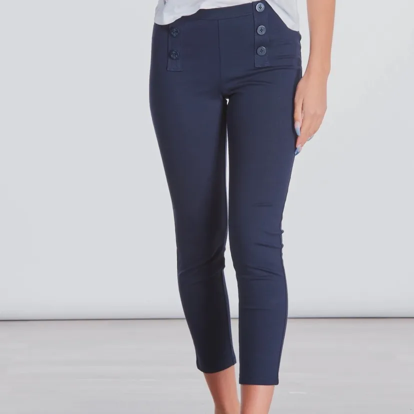 Säljer nu ett par blåa mjuka och elastiska byxor från Ralph Lauren, aldrig använda. Storlek 12-14 år ( 142-153 cm lång men passar mig som är 162cm) pris är 300 kr + frakt. Jeans & Byxor.