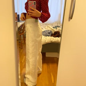 Vita vida jeans - Vita högmidjade vida jeans från bershka i storlek 36. Säljer då jag köpte fel storlek. De är som 36/38 i storleken. De är 100% vita, ljuset är lite gult ⚡️💜