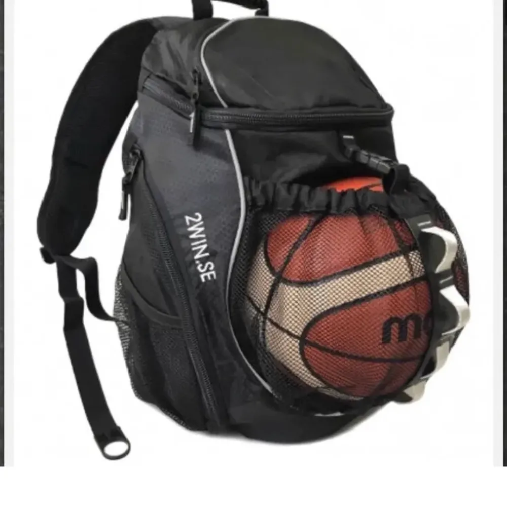 Jätte smidig basketväska som även funkar till fotboll, helt ny och använt enbart några få gånger då hon som hade väskan slutade med sporten. Väskan har även regnskydd man kan dra över så den slipper bli blöt, priset går att diskutera❤️. Väskor.