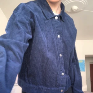 Blå manchesterjacka  - En sperfräsch blå manchesterjacka, ganska tunn, passar bra till våren. Köpt för 400kr från vero moda. Använd kanske 2 gånger