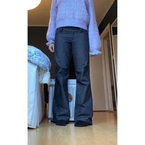 Lågmidjade kostymbyxor - Lågmidjade, grå/svarta utsvängda kostymbyxor från banana republic. Strl 4, passar 36/38. Meddela för fler bilder. Jag är 165 cm. Midjemått: 40 cm. Innerbenslängd: 81 cm. Buda från 150kr, fraktkostnad tillkommer. Ledande bud: 170kr. 