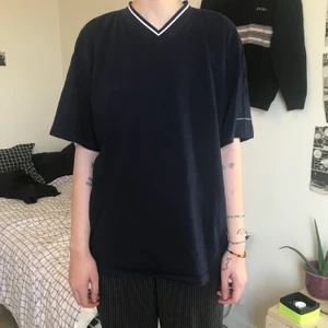 Mörkblå t-shirt  - Snygg oversized t-shirt, pris går att diskutera