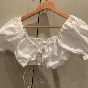 Superfin Vit Topp  - superfin vit topp som är perfekt till sommar!! den är supersnygg 🤩 vid frågar eller fler bilder, skriv i DM 💘🥰 100kr + frakt 