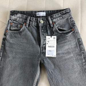 Assnygga ljusgråa zara jeans med lägre midja😍 älskar dom men är tyvärr för små för mig🥺 når precis ner till fötterna på mig som är 172cm BUDA Privat!!