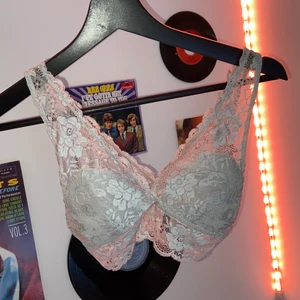 Bralette - Bralette i fint skick i storlek XS från ginatricot 🖤 70kr plus frakten :) 