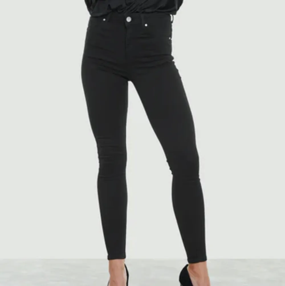 Ett par svarta skinny jeans från nerver denim med egentligts hål/rivningar vid knäna. Storlek XS. Säljer på grund av att de är för små💕KÖPARE STÅR FÖR FRAKT💕. Jeans & Byxor.