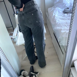 Straight leg  jeans - Gråa byxor från zara, rak model. Fråga för fler bilder!✨🤗🤍priset är exklusive frakt annars kan jag mötas upp i Lund 
