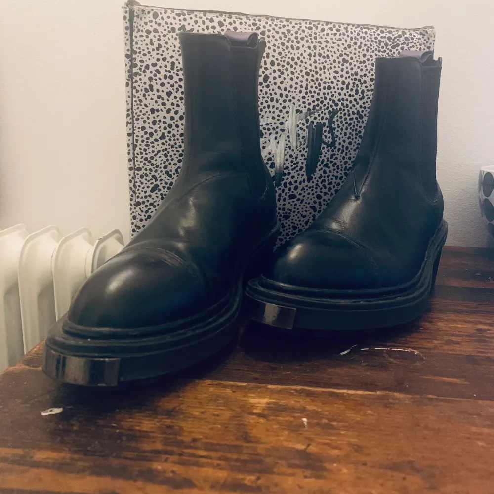 Nikita boots från Eytys i svart läder. Använda fåtal gånger då det tyvärr är för små för mig.  Supersnygga och nytt skick!  Dustbag & låda medföljer.   strl 37  Nypris: 2800 kr. Skor.