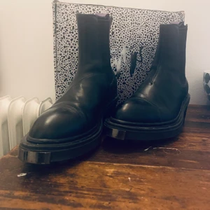 EYTYS Nikita Leather  black Boots strl 37 - Nikita boots från Eytys i svart läder. Använda fåtal gånger då det tyvärr är för små för mig.  Supersnygga och nytt skick!  Dustbag & låda medföljer.   strl 37  Nypris: 2800 kr