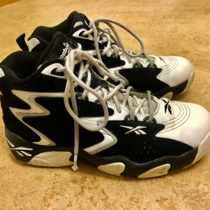 Reebok Mobius OG str 39 - Riktigt snygga lite ”grövre” sneakers från Reebook. I använt men gott skick! Dessa är storlek 39, men passar även en 38,5.  Jag själv har 38 och även om de varit pyttelite stora har jag kunnat använda dem utan problem. Fraktas eller kan avhämtas i Bromma.