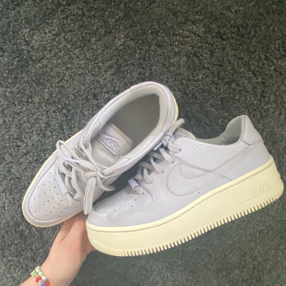 Ett par pastell lila nike air force 1 i storlek 38. 1år gamla, lite slitna och platå sulan har blivit lite missfärgad. Ett par extremt snygga trendiga Nike air force i pastell lila. Säljer pga av har tröttnat. Ny pris 1080kr säljer för utgångs pris 400kr!!!! Buda i kommetererna . Skor.