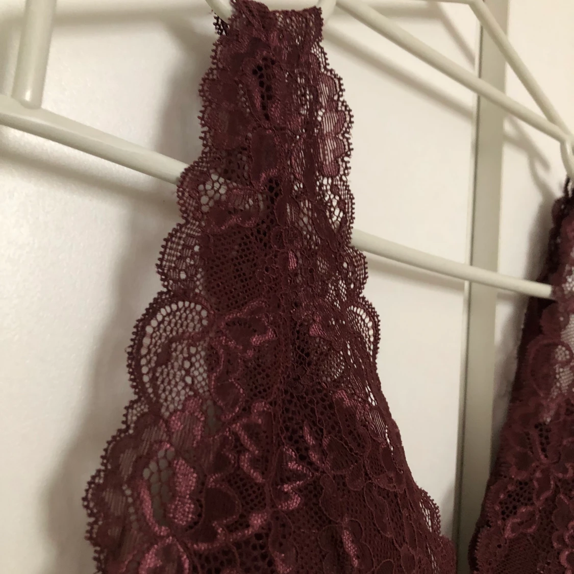 vinröd BH-topp i spets  - 90