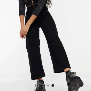 Monki Wide leg svarta jeans, W:28 - Svarta jeans med vida ben från Monki, gjorda på återvunnet ekologiskt bomull. Storlek waist 28 och en något kortare modell i benen, motsvarande längd runt 26-30. Väldigt mjuka i tyget och aldrig använda. Orginalpris 549kr.