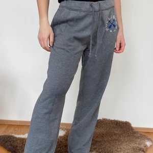 Hollister - Ett par snygga hollister mjukisar som har blivit allt för små på mig! Str XS men skulle mer säga S! modellen är 163 lång