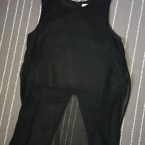 Fin svart tröja - Köpt från H&M, storlek 140, 10-12 år, använd på födelsedagar, högtider osv, inga spår på användning och jättefint genomskinligt svart tunnt tyg. Under det genomskinliga är det ett svart linne som ni ser på bilderna alltså kan man inte se i genom på kroppen!!