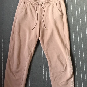 Rosa mjukisbyxor - Köpta från Hm och är i storlek M, lite kortare i modellen, supersköna och har en liten text på benet!! Använda ett flertal gånger men har inte stora tecken på det.