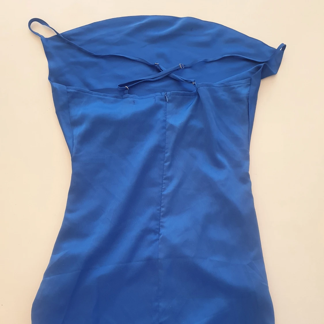 Bodyconklänning kort i satin från bohoo blå - 90