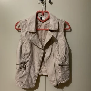 Vest i storlek 36 - Vest i storlek 36, fin skick, finns hämta i Stockholm, kan även skicka via post