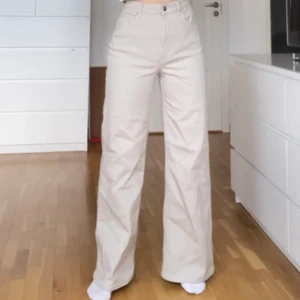 Vida byxor - HELT NYA beiga jeans från H&M i storlek 38 med lapparna kvar. Endast testade. Säljer för att de inte kommit till användning. Jag är 168cm och brukar ha W26 eller 36/38 i andra jeans. Köparen står för frakt på 79kr eller så hämtas jeansen i helenelund. 