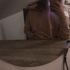 Hoodie S - Rosa hoodie storlek S. Använd fåtal gånger pga den ej används. Pris 100kr frakt tillkommer