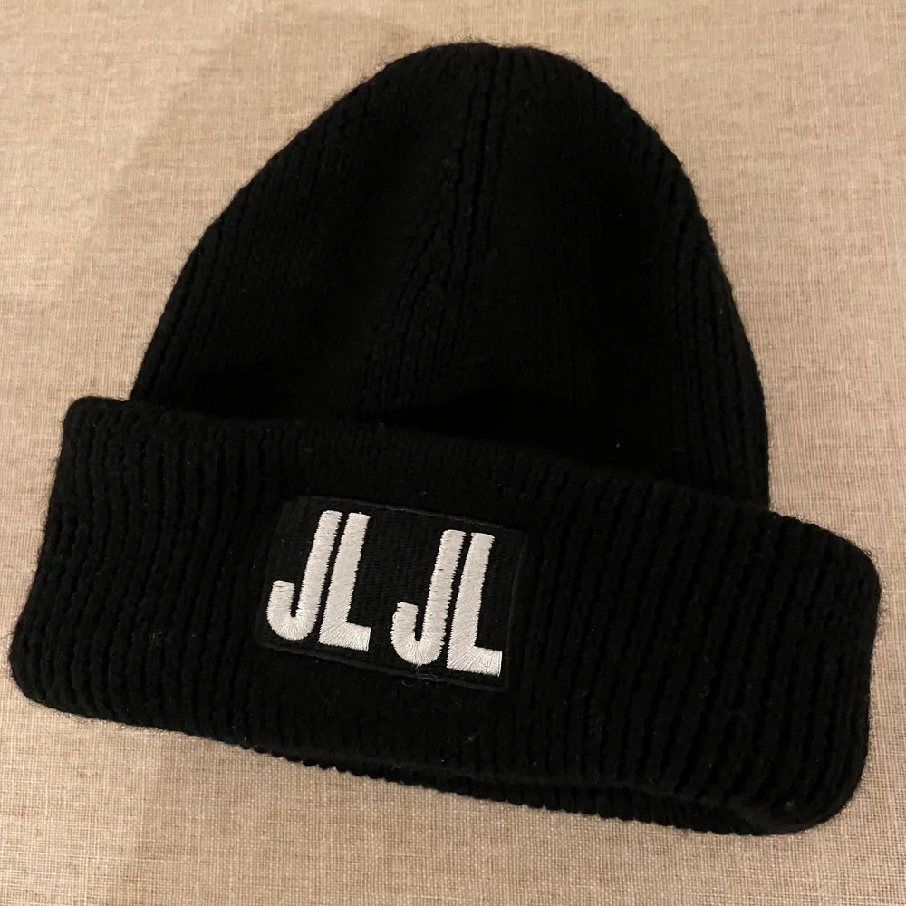 J. Lindeberg Black Beanie. 100% wool. Bought one year ago at Åhléns. Perfect condition and really warm. I’ve survived last winter thanks to it.. Accessoarer.