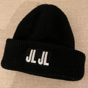 J. Lindeberg Black Beanie. 100% wool. Bought one year ago at Åhléns. Perfect condition and really warm. I’ve survived last winter thanks to it.