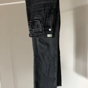 Zara Jeans - Straight Jeans från Zara! Storlek 38. Säljes pga modellen inte passar mig. Byxorna går ner till ankeln på mig som är 177cm. 