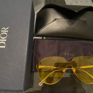 Solglasögon ny från Dior nypris är 3399kr nu säljer jag det för 1500,Du kan också ge det pris du vill ha. 