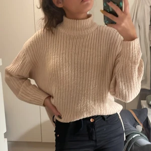 Rosa stickad polo - Säljer denna rosa stickade polo tröja feån hm. Använd fåtal gånger💕 Köparen står för frakten☺️