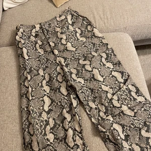 Byxor med vida ben - Byxor från H&M med vida ben, pris är inklusive frakt 