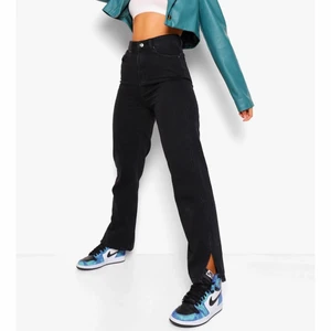 Jeans - Säljer dessa svarta snygga jeans med slits då dom inte kommer till användning säljer för 150 kr plus frakt