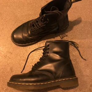 Dr. Martens kängor 39 - Svarta 10-håls docs i storlek 39! Använda men i gott skick, bara smårepor fram på tån, slitage inne i hälen och något nedslitna på sulan bak (bild). Resten av sulan undertill är sparsamt sliten och lädret är i fint skick. Hämtas i Malmö eller skickas mot porto! Lägg ett bud om du inte gillar priset 🤗