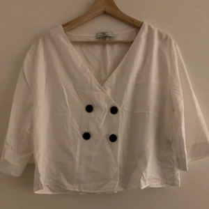 Berska  - Size M and in very good condition. Just needs ironing.