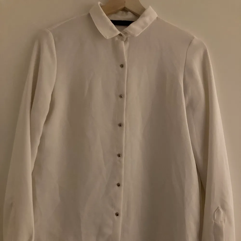 Size small and in very good condition . Skjortor.